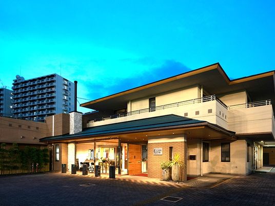 夕景の施設外観  