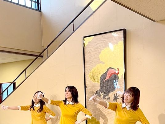 踊るスタッフと階段のあるロビー  