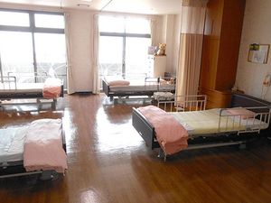 明るい居室のベッド配置  