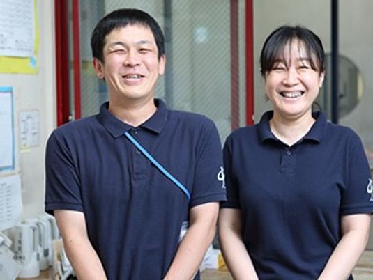 スタッフ2名のエントランス  
