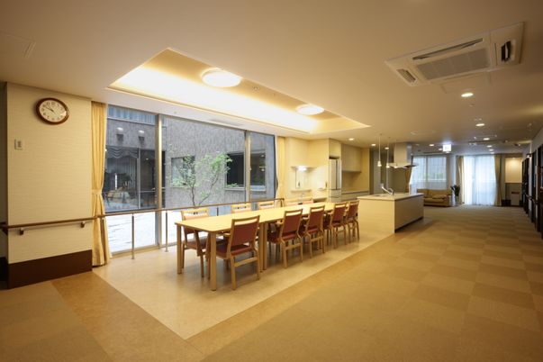 広々とした明るいラウンジ