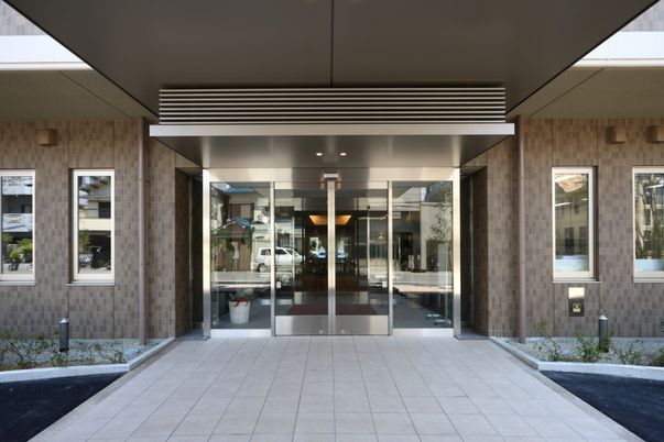 ガラスの自動ドアのエントランス