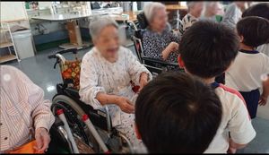入居者と交流する子供たち