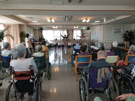 椅子が並ぶ多目的室
