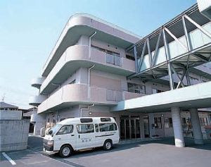 明るい建物の外観