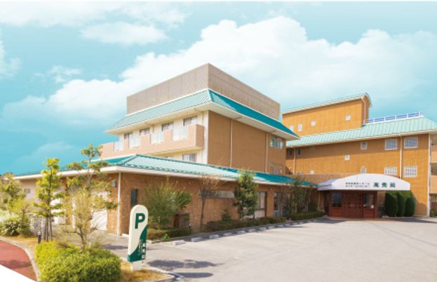 青い屋根の建物外観