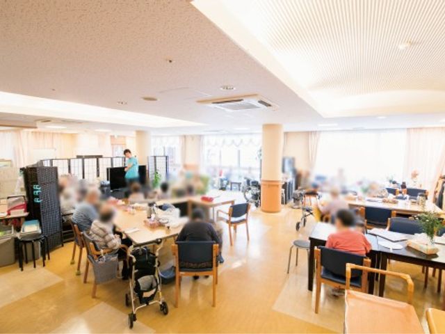 明るい空間のダイニングルーム ダイニングルーム 自然光が注ぐ広々としたスペースで、利用者が食事や団欒を楽しんでいます。