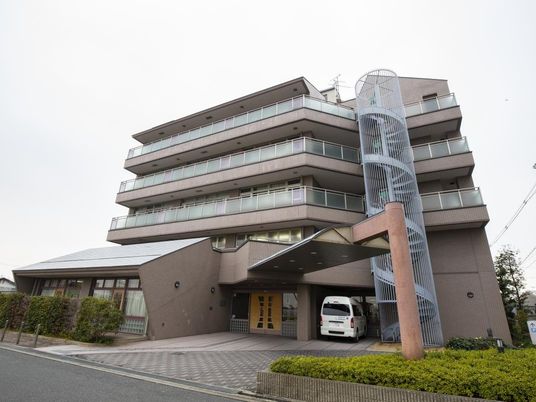 外観と車寄せ  