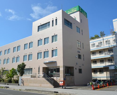 白い建物の外観
