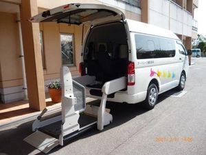 送迎車の昇降装置付き外観  