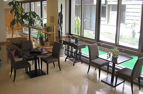 テーブルと椅子の並ぶスペース