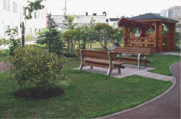 ベンチのある庭