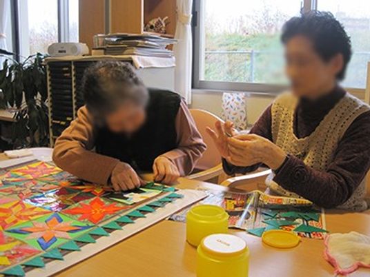 手作業を楽しむ二人