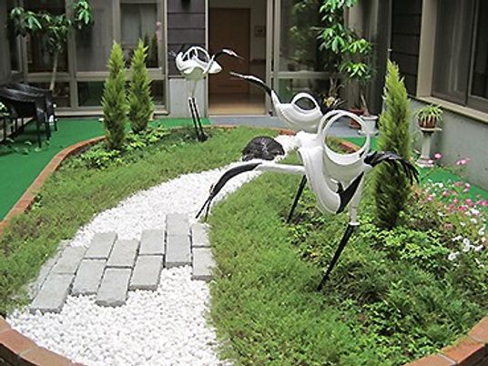 中庭の花壇と小道  