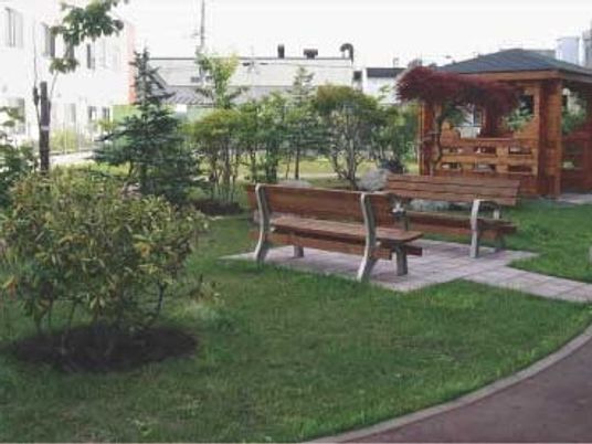 庭のベンチと東屋のある庭  