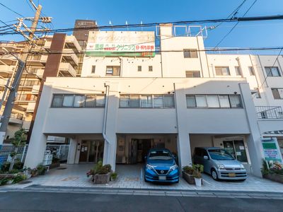 明るい日差しの外観