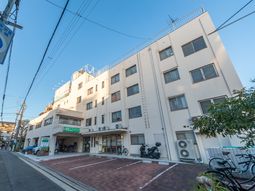 白い建物の外観