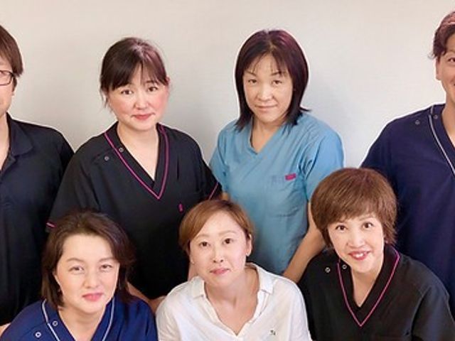 スタッフイメージ スタッフイメージ 温かい雰囲気のスタッフたちが揃っています。笑顔で迎えてくれる職場環境です。