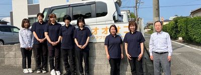 スタッフの集合写真前