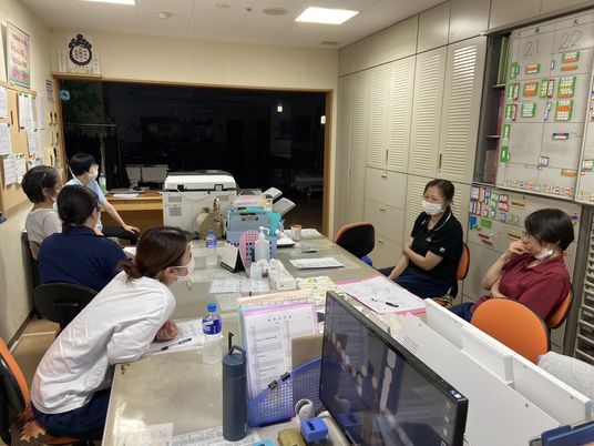 職員が集う事務室  