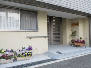 エントランスに花が飾られた施設
