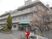 桜のある施設外観  