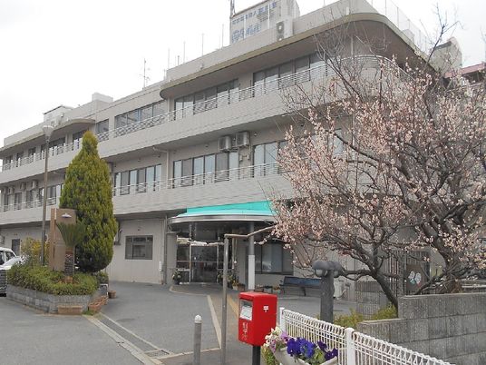 桜のある施設外観  