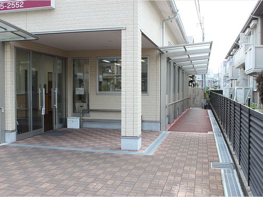 明るい玄関アプローチ  