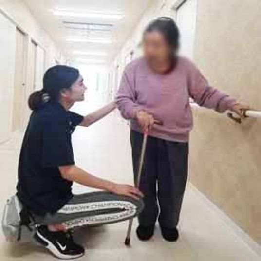 親切な介助廊下