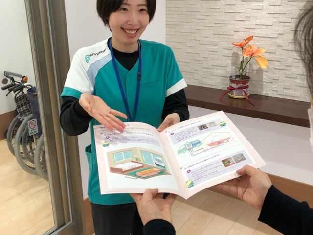 相談を受けるスタッフイメージ スタッフイメージ 親切で丁寧なスタッフが対応します。疑問や質問にも笑顔でお答えしますので安心です。