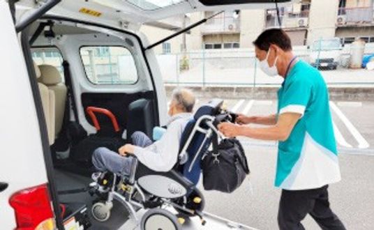車椅子の乗車場面
