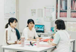 職員が打ち合わせしている部屋