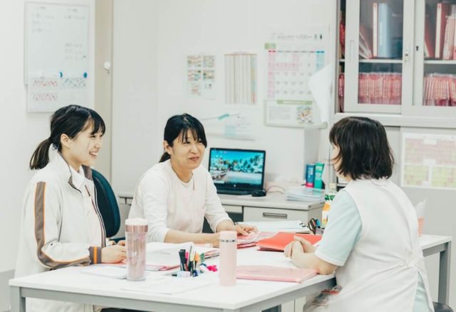 職員が打ち合わせしている部屋
