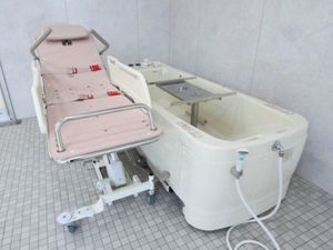 入浴設備の介護浴槽  