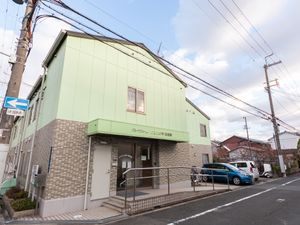 緑色の建物外観