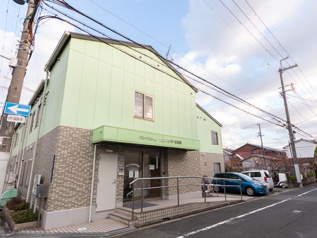 緑色の建物外観