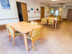 明るい食堂のテーブルと椅子