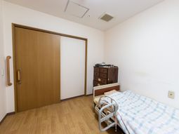 居室の一角とベッド