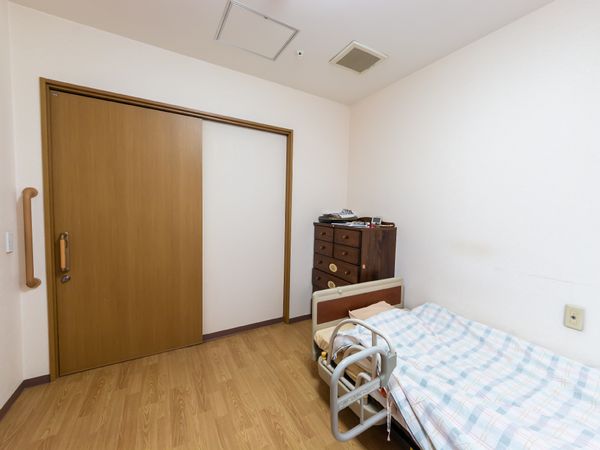 居室の一角とベッド