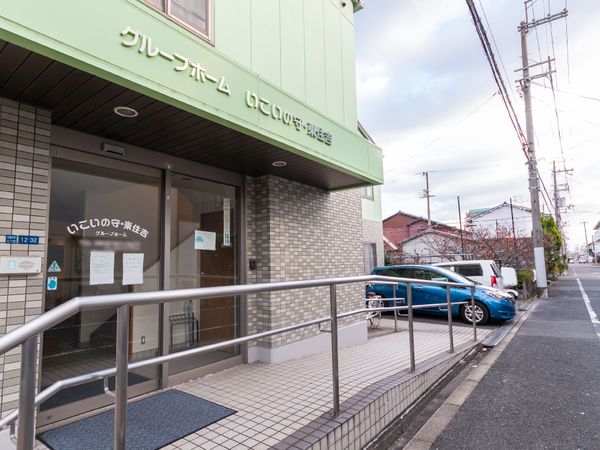 クリーンな外観のエントランス