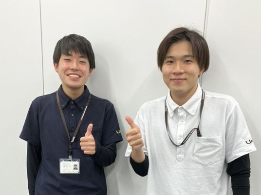 スタッフ2人が親指を立てる様子  