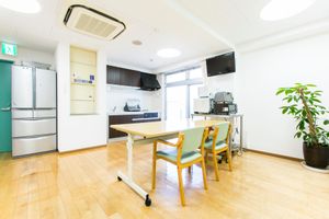 明るい共有ダイニング空間