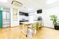 明るい共有ダイニング空間