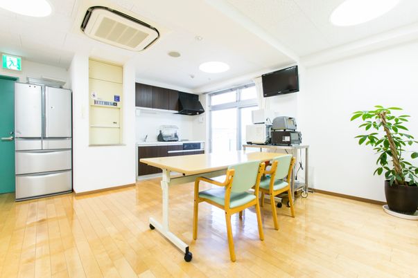 明るい共有ダイニング空間