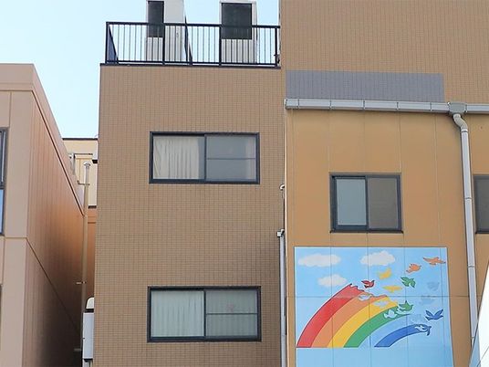 建物外観と虹の壁面 外観  