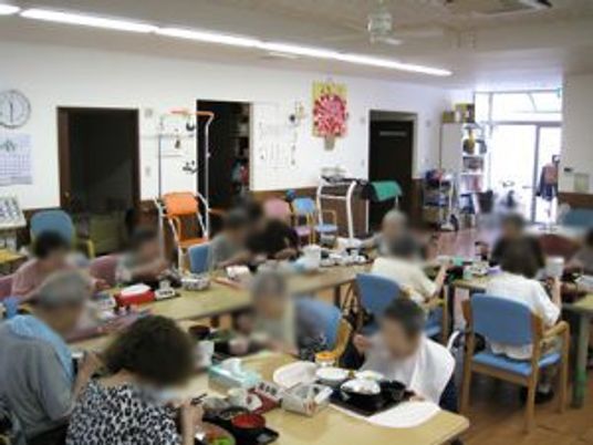 和やかな食事風景の食堂