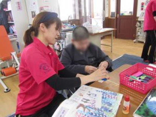 リラックスする利用者の風景