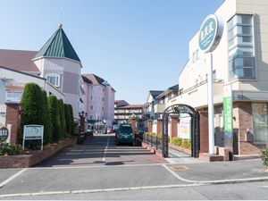 ピンクの建物と緑の中庭