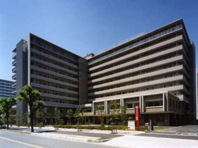 施設の落ち着いた外観 駅 清潔感のあふれる広々とした施設空間が迎えてくれ、働くスタッフの潜在的な安心感を感じ取れます。