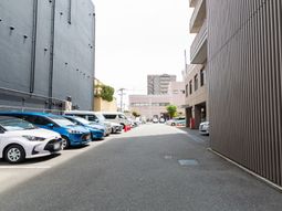 明るい施設のエントランス